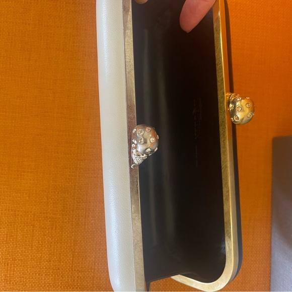 VINTAGE BLACK/WHITE TWIN Skull Clasp Clutch - Picture 12 of 16